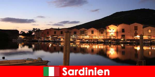 La Sardaigne en Italie offre une image époustouflante de cette belle île en soirée comme en journée