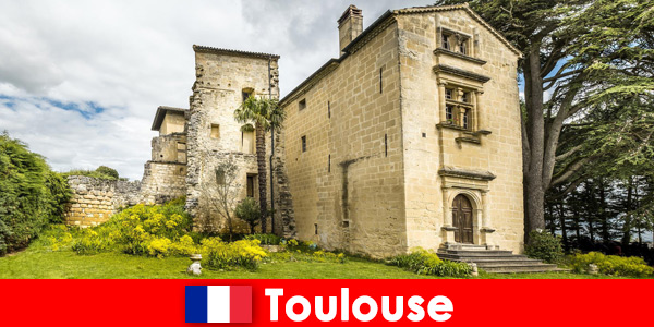 Les vacanciers à Toulouse France font l'expérience de l'histoire et de la modernité