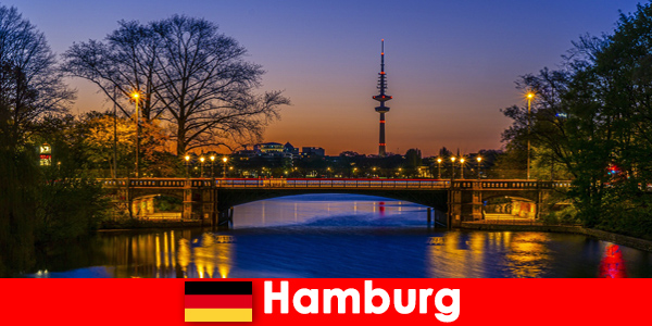 Hambourg en Allemagne invite les touristes dans la ville des canaux