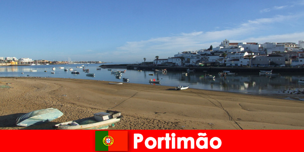 Petits bateaux, eau cristalline et temps magnifique à Portimão