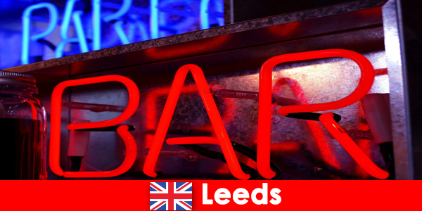 La musique, les bars et les clubs continuent d'attirer les jeunes voyageurs à Leeds en Angleterre