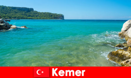 Kemer Où les villes antiques de la Turquie et les plages glorieuses se rencontrent